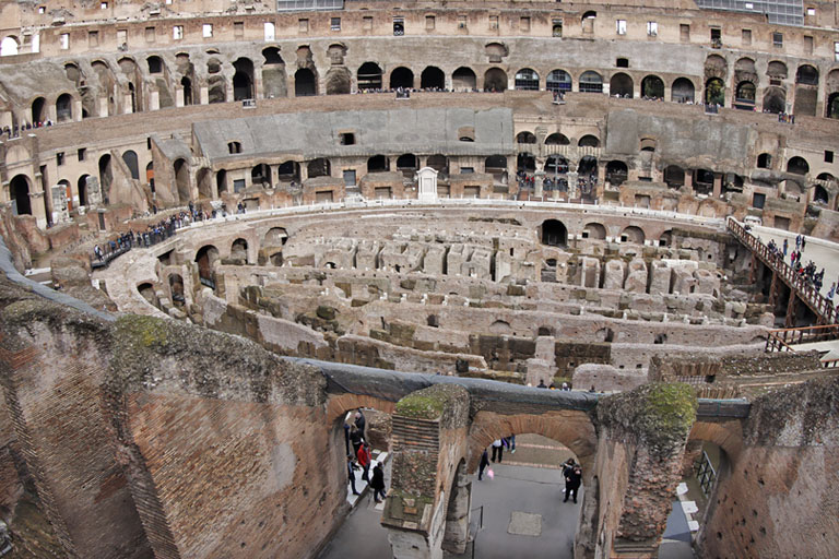blick ins kolosseum, rom im november 2021