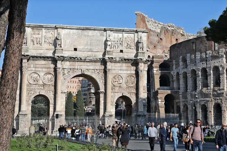 Kolosseum und Triumphbogen in Rom, November 2021
