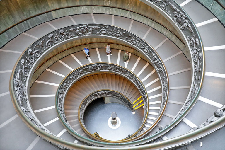 treppe in den vatikanischen museen, rom, november 2021