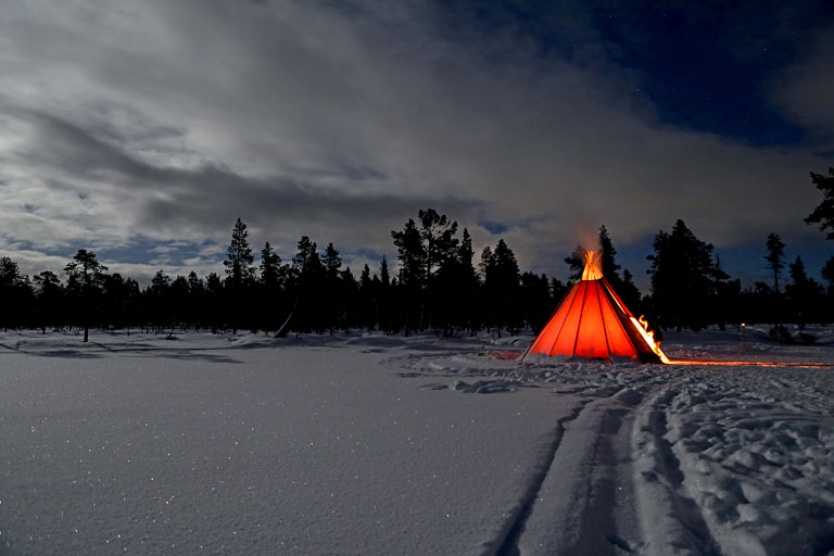 zelt im schnee, kiruna, schweden, dezember 2021