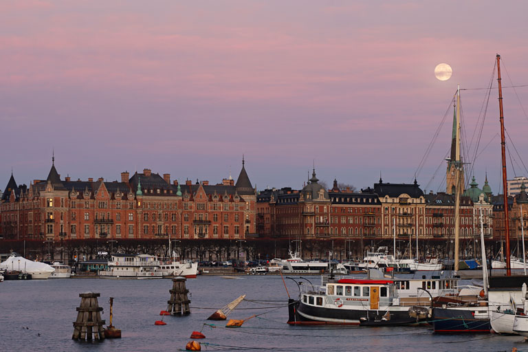 blick auf stockholms altstadt in der daemmerung, schweden, dezember 2021