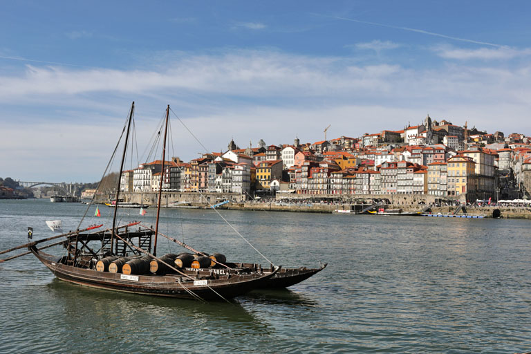 porto - alter kahn mit portweinfässern auf dem douro