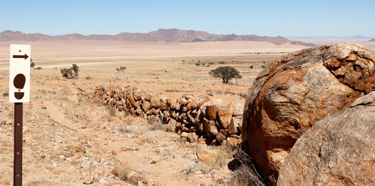 wegweiser auf dem schanzentrail, klein aus vista, namibia im september 2022