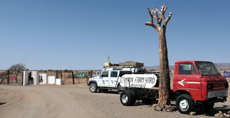 einfahrt mount canyon farmyard, namibia im oktober 2022