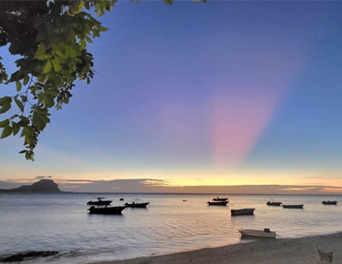 rosa strahlen zum sonnenuntergang, mauritius im dezember 2022