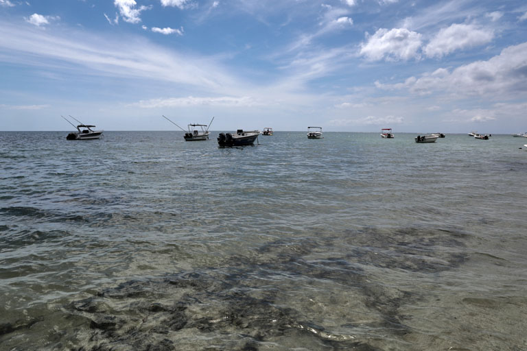 fischerboote im meer, la mariposa, mauritius, dezember 2022