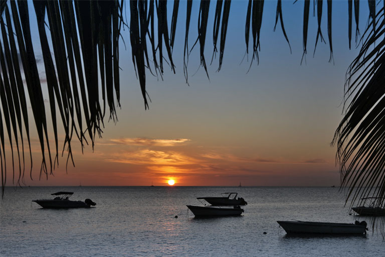 sonnenuntergang am strand von la preneuse, la mariposa, mauritius, dezember 2022