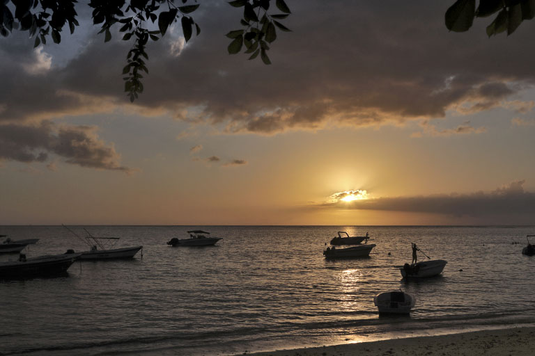 sonnenuntergang am strand von la preneuse, weihnachten auf mauritius 2022
