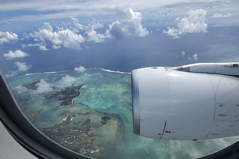 blick aus dem flugzeug auf mauritius, dezember 2022