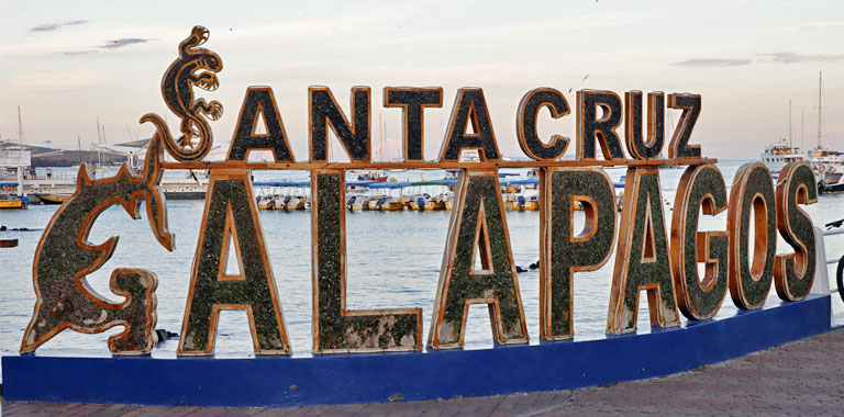 am hafen von puerto ayora, galapagos im april 2023