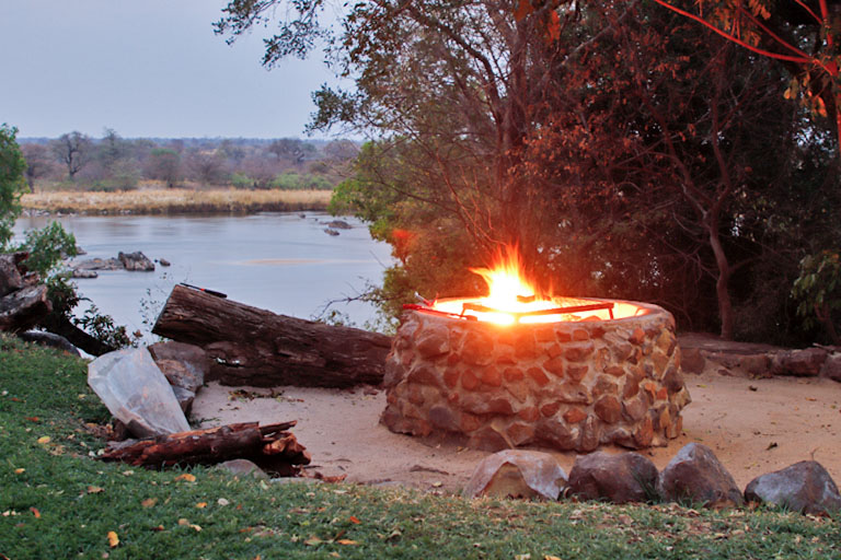 grillen auf der Riverdance Lodge, Namibia, September 2023