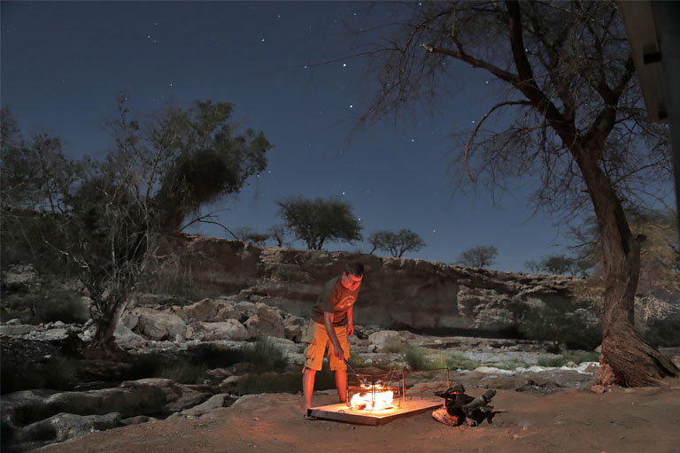 grillen auf der ongongo waterfall campsite, namibia, september 2023