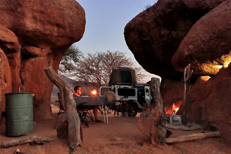 grillen auf der campsite san, omandumba, namibia, september 2023