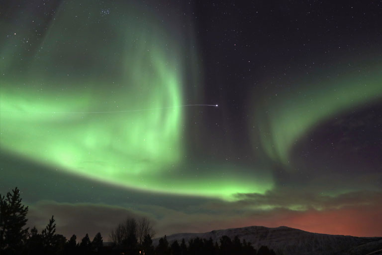 nordlicht, aurora borealis mit sternschnuppe, norwegen, dezember 2023