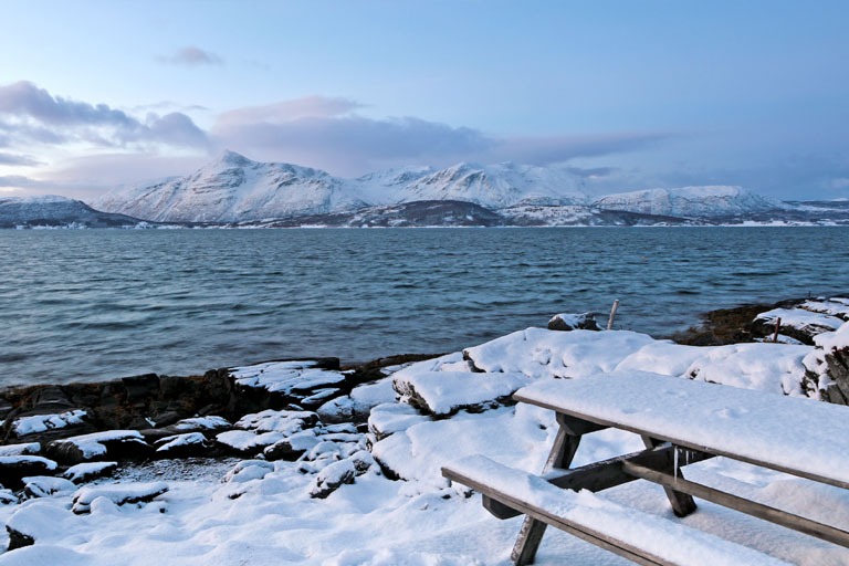 schneelandschaft rund um den malangen fjord, norwegen, dezember 2023