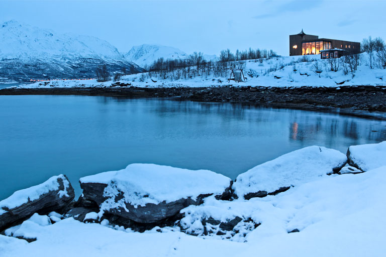 bivrost aurory spirit destillery am lyngen fjord, norwegen, dezember 2023