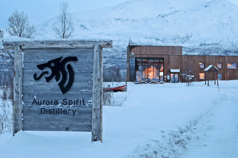 eingang zu bivrost aurory spirit destillery, norwegen, dezember 2023