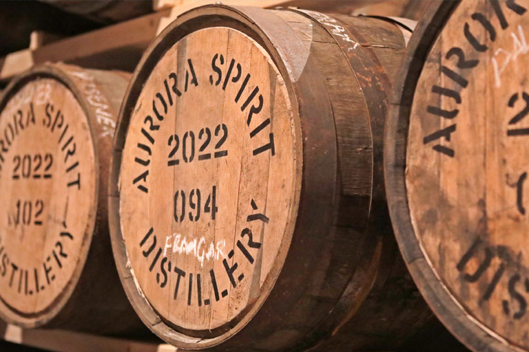 whiskyfaesser, bivrost aurory spirit destillery, norwegen, dezember 2023