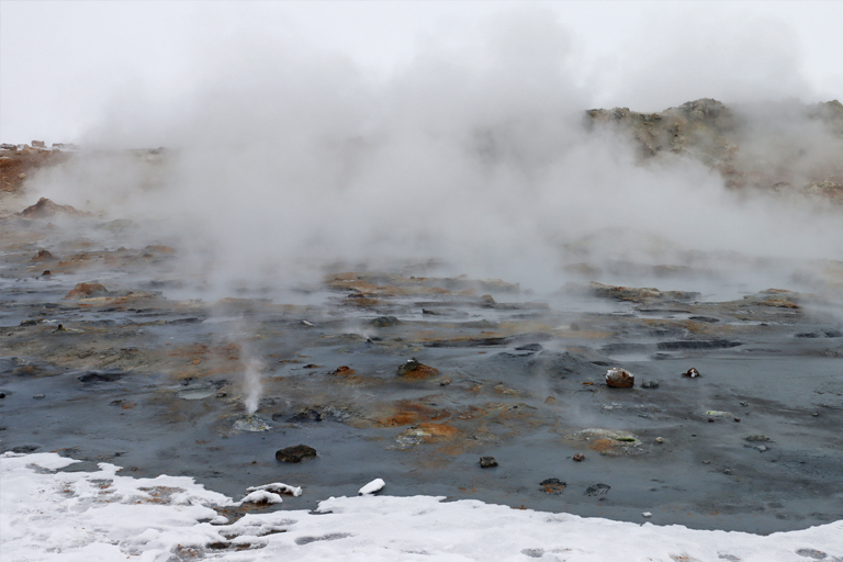 dampf im geothermalgebiet hverarönd, island, märz 2024