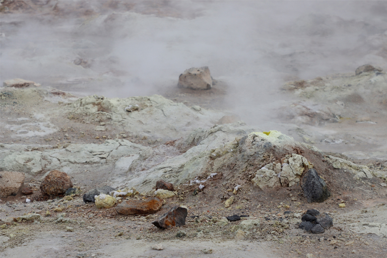 schwefeliger dampf im geothermalgebiet hverarönd, island, märz 2024