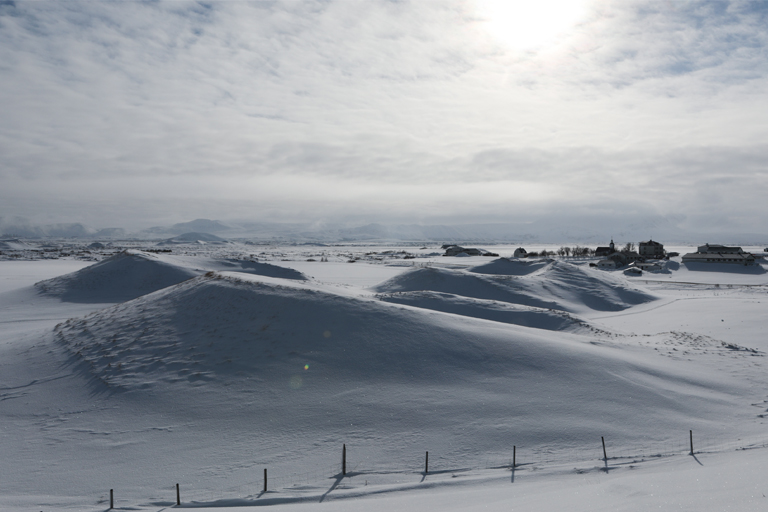 pseudokrater im gegenlicht bei skútustaðir, island, märz 2024