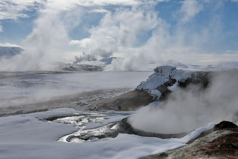 dampfwolken im schnee, geothermalgebiet hverarönd, island, märz 2024