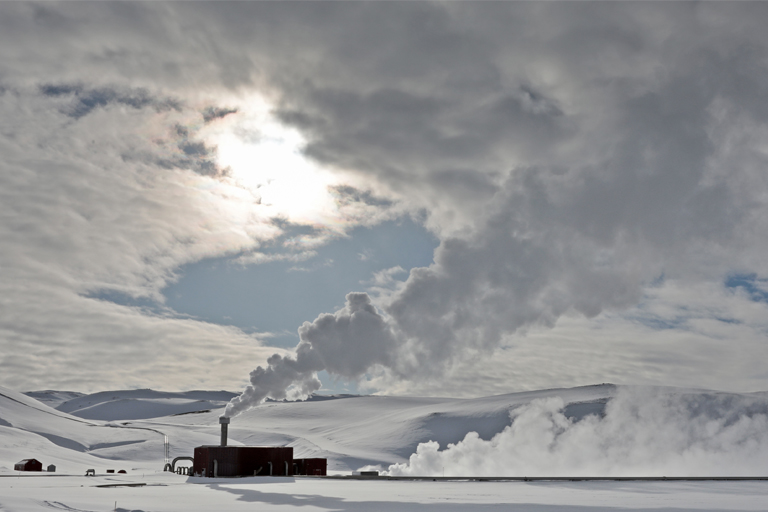 dampfwolken am verschneiten krafla-kraftwerk, island, märz 2024