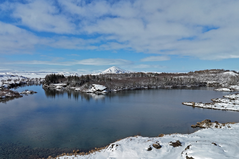 verschneite landschaft am mývatn-see, island, märz 2024