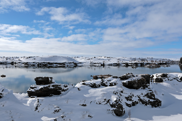 verschneite landschaft am mývatn-see, island, märz 2024