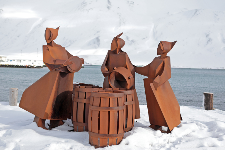 heringsfrauen-skulptur in siglufjörður, island, märz 2024 