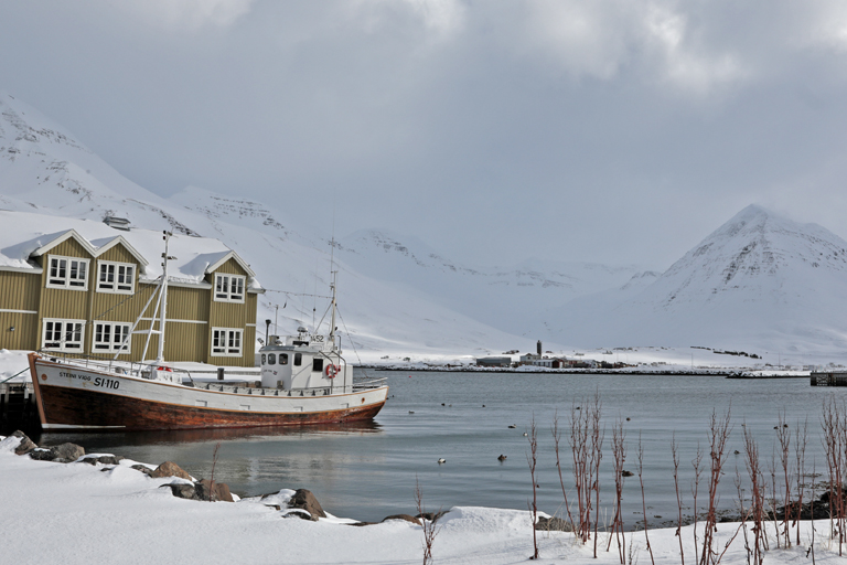 spaziergang in siglufjörður, island, märz 2024