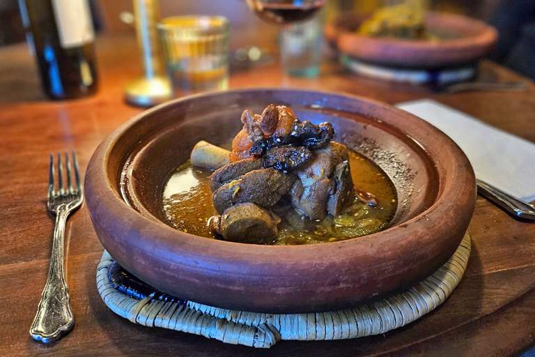 marokkanische tajine im hotel siglunes in siglufjörður, island, märz 2024