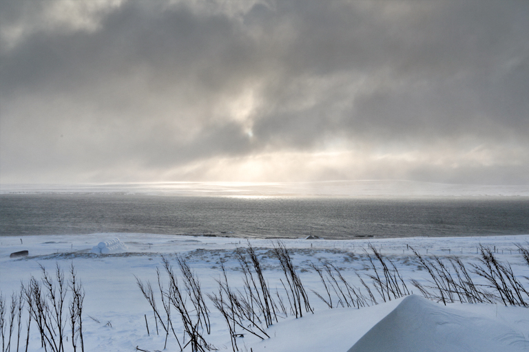 sonne, sturm und schnee in hvammstangi, mörk superior cottages, island, märz 2024