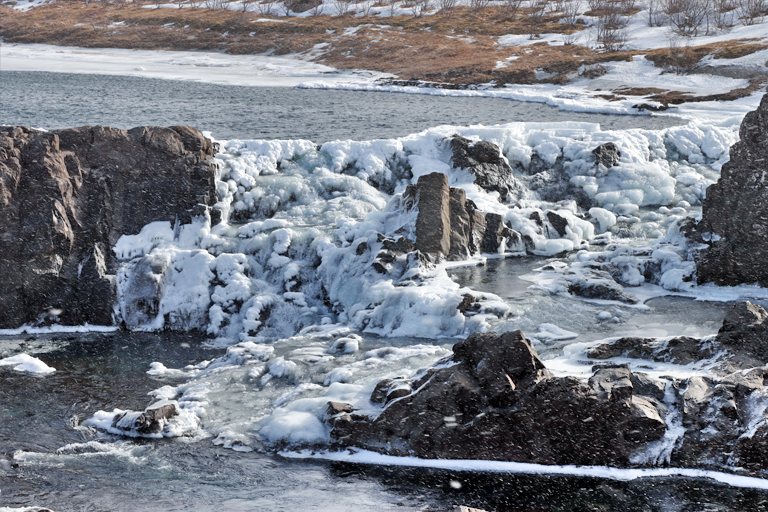 nahaufnahme glanni-wasserfall, island, märz 2024