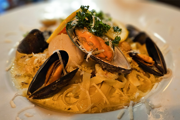 seafood pasta in antons mamma mia, keflavik, island, märz 2024