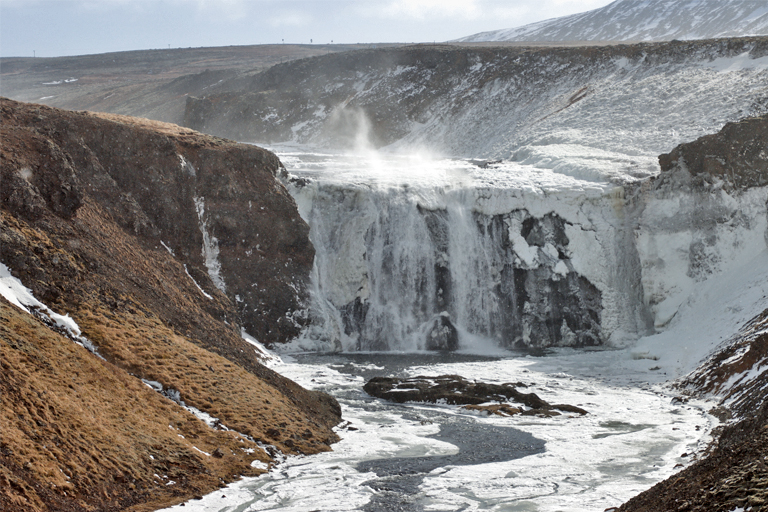 heftiger wind am Þórufoss wasserfall, island, märz 2024