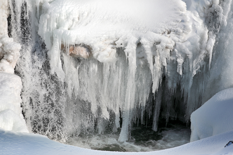 eiszapfen an den kolufossar, island, märz 2024