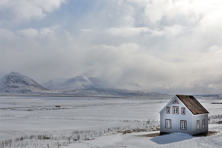 winterlandschaft mit sonnenstrahl am skagafjörður, island, märz 2024