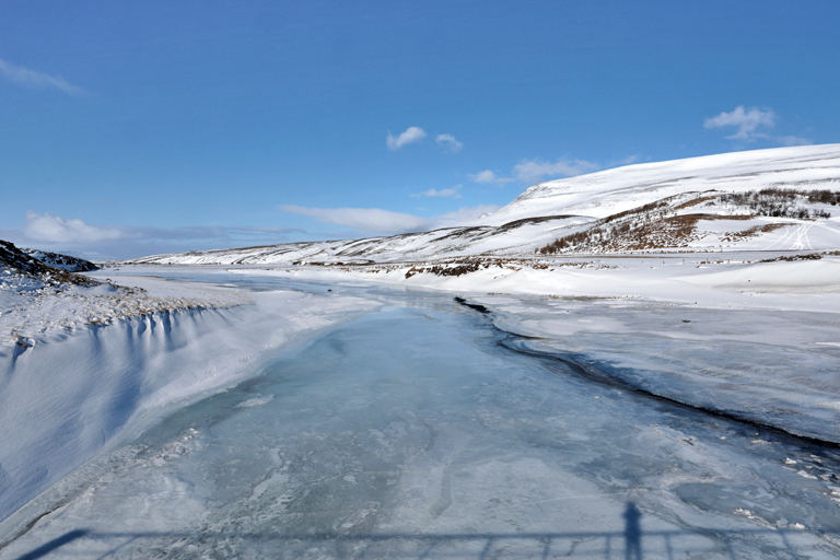 vereister flusslauf in der nähe des kolugljufur, island, märz 2024 