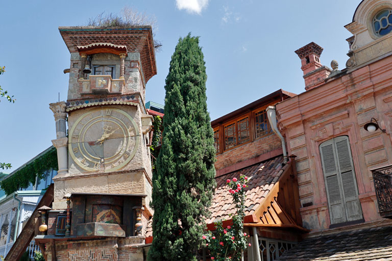 schiefer uhrturm in tiflis, tbilisi, georgien im mai 2024