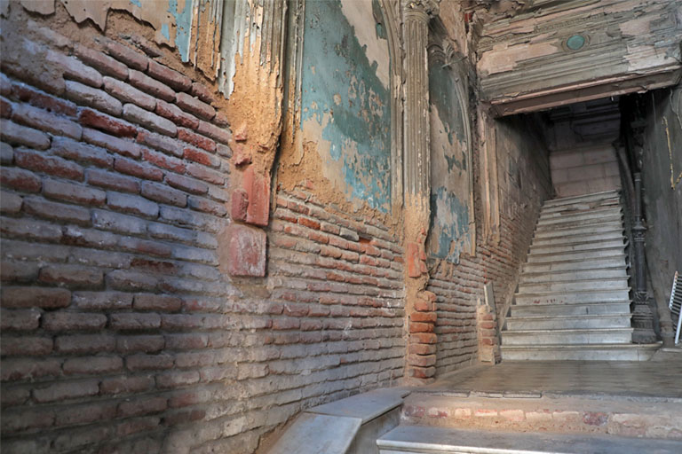 maroder charme im treppenhaus eines alten hauses in tiflis, tbilisi, georgien im mai 2024