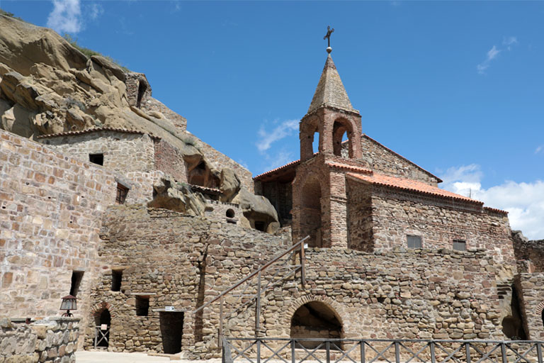 innenhof im hoehlenkloster dawit garedscha, georgien, mai 2024