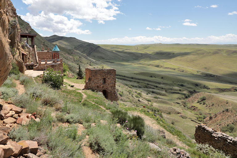 landschaft um das natlismtsemeli-kloster, georgien, 2024