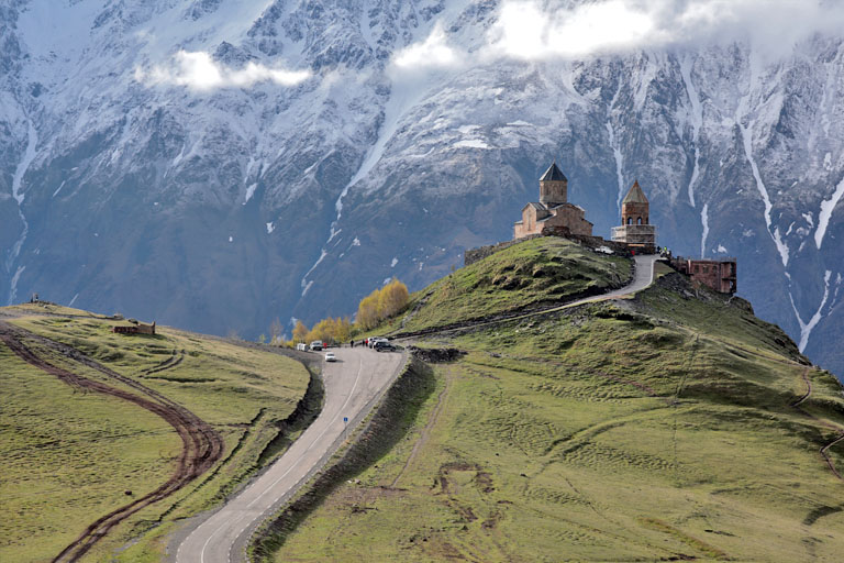 weg zur dreifaltigkeitskirche, georgien, mai 2024