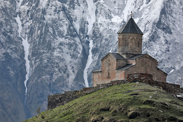 gergetier dreifaltigkeitskirche, georgien, mai 2024