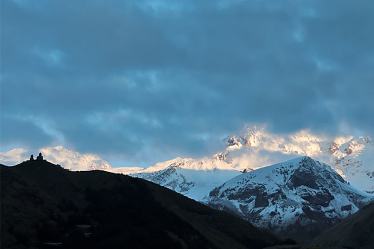 blick auf kazbek und dreifaltigkeitskirche, georgien, mai 2024