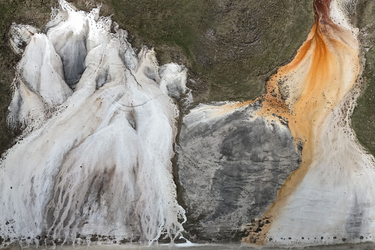 truso-tal, drohnenaufnahme, mineralische ablagerungen, georgien, mai 2024