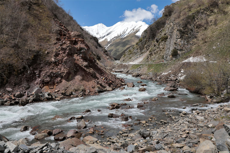 wandern im truso-tal, georgien, mai 2024