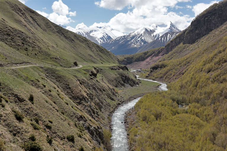 wandern im truso-tal, am fluss entlang, georgien, mai 2024