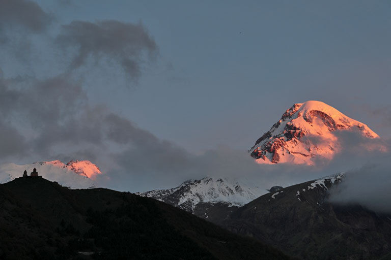 kazbek und dreifaltigkeitskirche bei sonnenaufgang, georgien, mai 2024